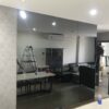 kính thủy ốp tường màu xám đen